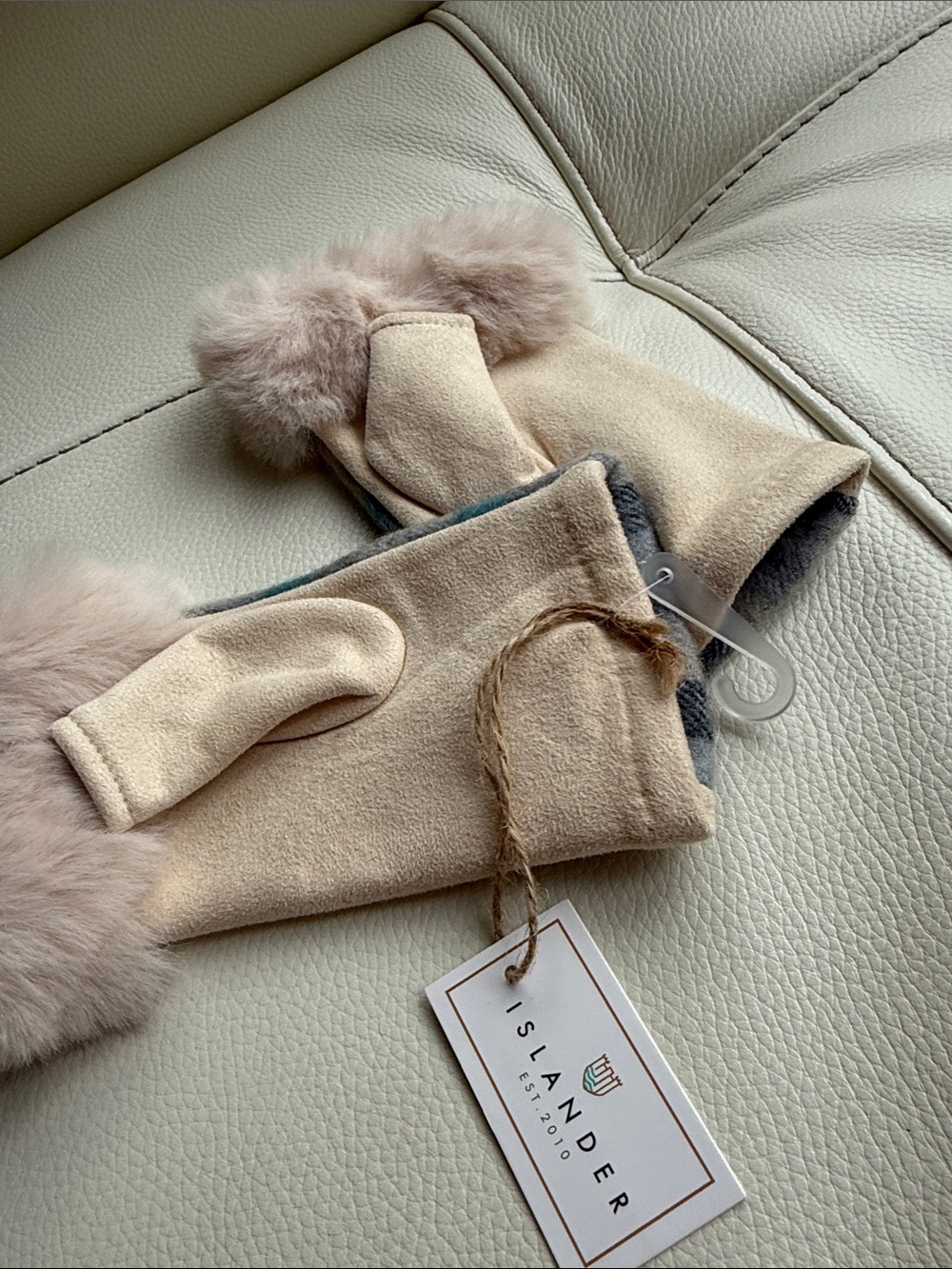 Islander Fingerless Gloves Lambs Wool and Faux Fur (Scotland) - Picture 11 of 13